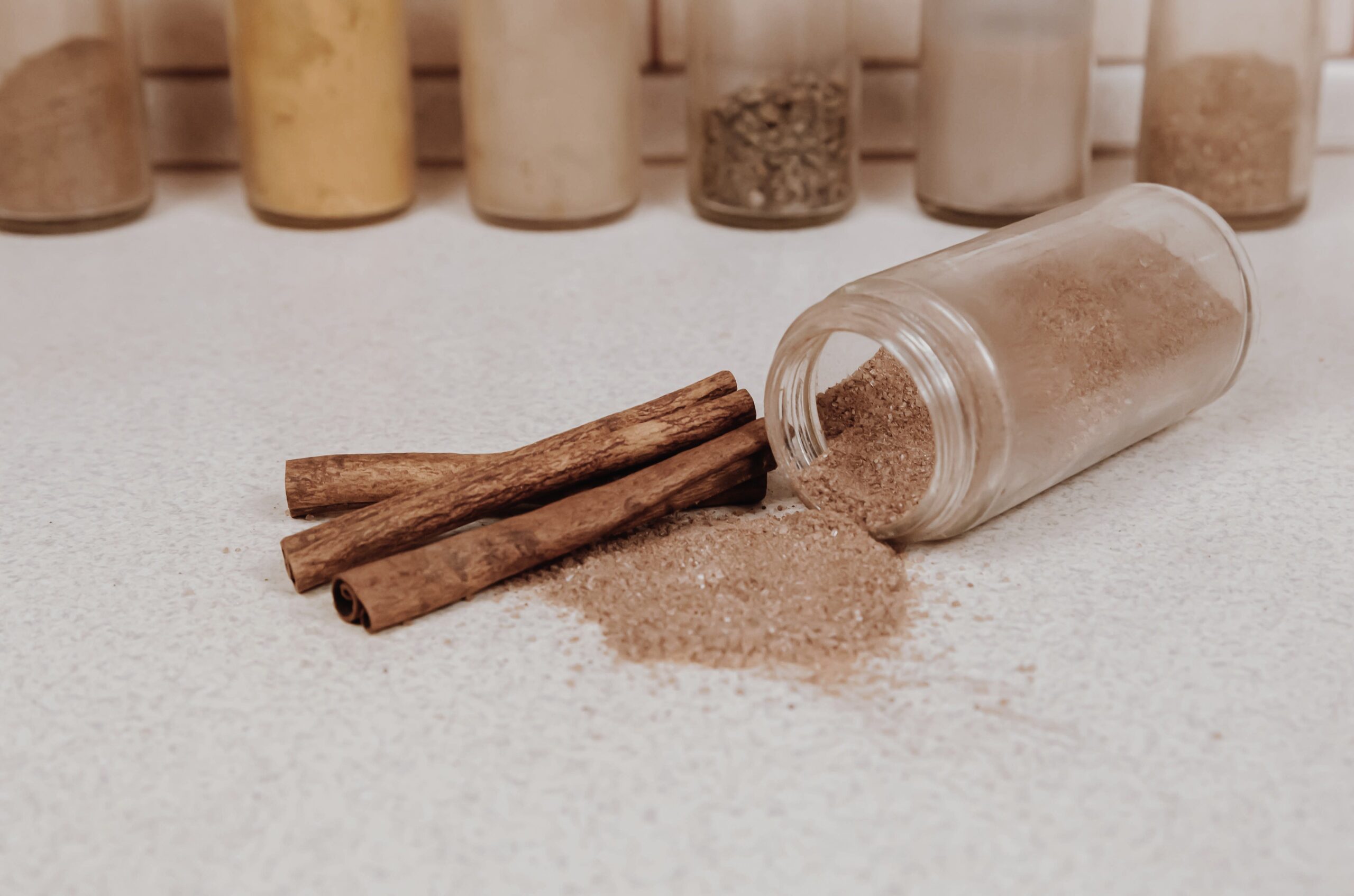 Cinnamon sticks next to powdered form on white table